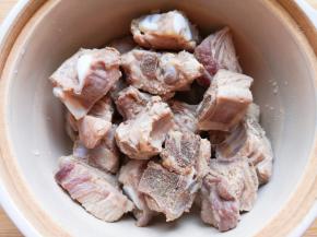 焯过水的排骨冲洗干净放入砂锅。