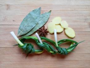 剩下的3棵小葱打成结，生姜切成片，准备好香叶和八角。