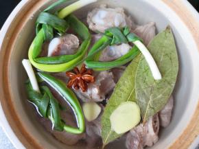 将准备好的小葱结、生姜片、香叶和八角一起放入砂锅，加入水大火烧开，转小火煮一个小时，半个小时的时候打开砂锅给排骨里面放一点盐，让排骨入一些底味。