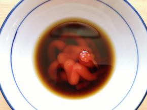 准备糖醋汁：取一个小碗加入料酒、生抽、香醋、糖和番茄酱。