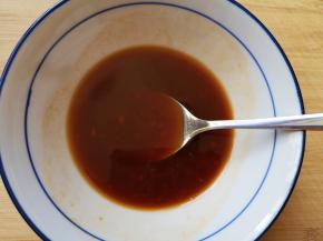 加入温水搅拌均匀，糖醋汁就调好了。