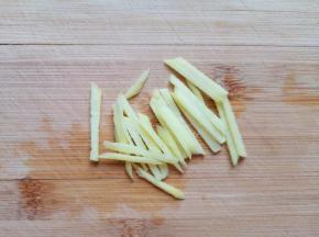 切好生姜丝。