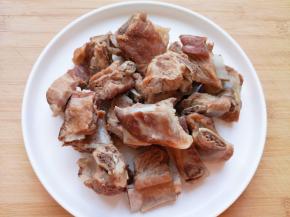 煮熟的排骨捞出晾一下。