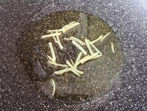 炒锅内倒适量的食用油烧热，下入生姜丝炒香。