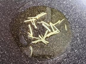 炒锅内倒适量的食用油烧热，下入生姜丝炒香。