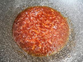 倒入调好的糖醋汁，小火炒至冒泡。