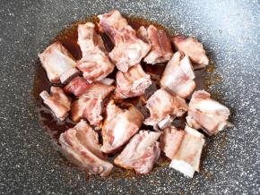 下入煮好的排骨。