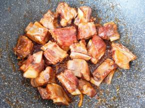 翻炒至排骨上色入味即可。