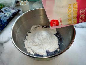 按1:1的比例倒入200克冰皮预拌粉。