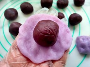 取出一块面团捏扁，边缘用手捏薄一点。