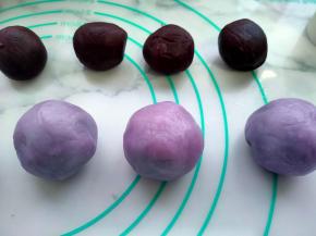 然后像包包子一样把馅料包进去，封好口变成一个圆球。