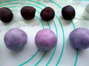 然后像包包子一样把馅料包进去，封好口变成一个圆球。