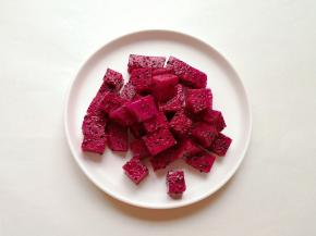 红心火龙果去皮，切成1厘米左右的小块。