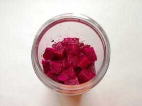 放入MONJ真空便携榨汁杯里面。