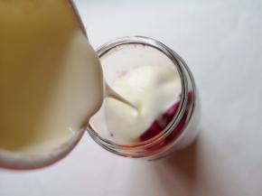 加入原味酸奶（酸奶选择浓稠型的）。