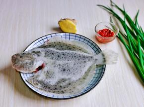 准备食材，多宝鱼请店家帮忙杀好的，洗干净装盘。