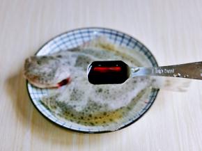 再加入红烧酱油。