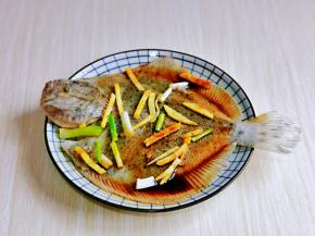 再摆放上葱姜，腌制20分钟。