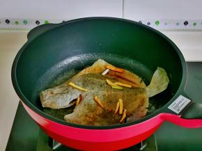 起油锅，加入腌制好的多宝鱼。