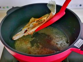 小火煎至微黄。（煎鱼的锅很重要，一定要不粘锅）