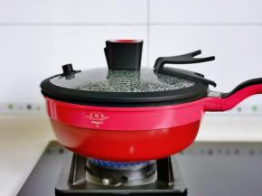 盖上马克西姆微压锅盖子烧开转中小火炖8分钟。（时间根据鱼的大小另定）