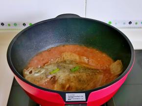 鱼熟了后，大火收汁至浓稠即可关火。