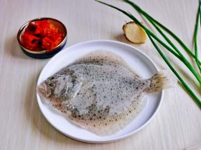 准备食材，鱼洗干净装盘。