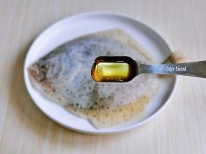 再加入两勺料酒。