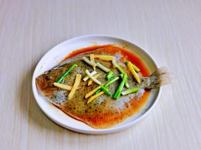 再加入切好的葱姜，腌制15分钟。