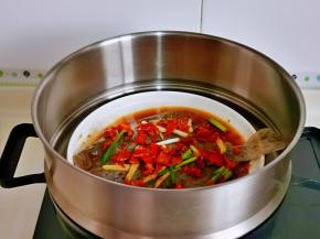 上锅隔水蒸，大火烧开后，转中火蒸8分钟，焖2分钟。