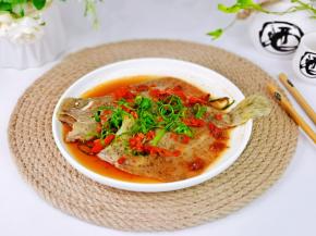 蒸好后取出撒上葱花。