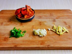 葱姜蒜去皮切好，我用的脆皮椒里面还有芝麻和花生。