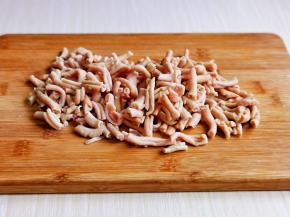 鸭肠冷水洗干净后切段。