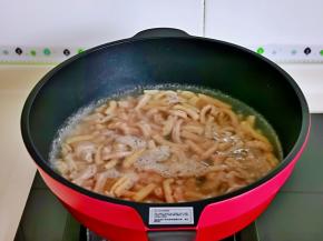 鸭肠焯水，锅中加水烧开，下鸭肠，大火煮2分钟捞出，冷水冲洗两遍。