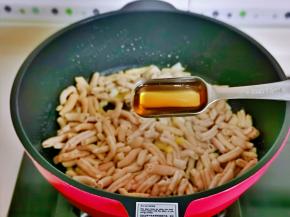 加入料酒，适当多一点，去腥。