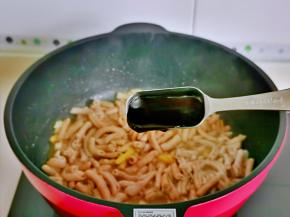加入蚝油翻炒均匀。