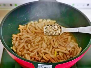 再加入依然，翻炒均匀。