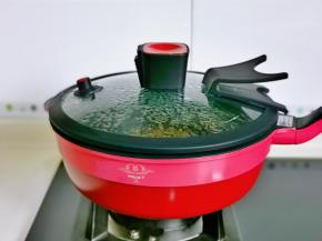 盖上马克西姆微压锅盖子焖炒1分钟。