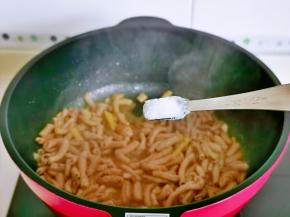 按个人口味加入盐。