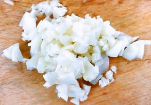 蒜去皮洗净切成蒜粒