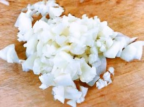 蒜去皮洗净切成蒜粒