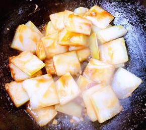 倒入蚝油翻炒均匀入味