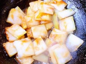 倒入蚝油翻炒均匀入味