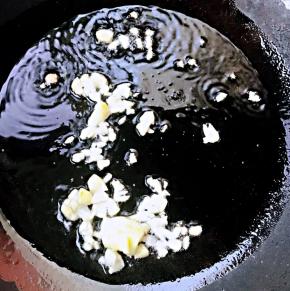 锅中倒入底油加热放入蒜粒爆香