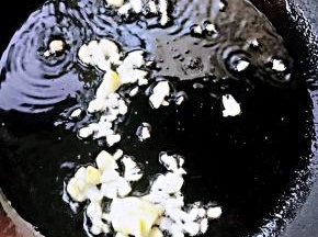 锅中倒入底油加热放入蒜粒爆香
