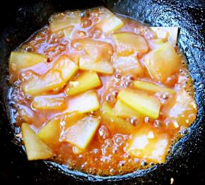 冬瓜炒至熟透透明状放入盐和味精调味均匀即可出锅享用