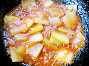 冬瓜炒至熟透透明状放入盐和味精调味均匀即可出锅享用