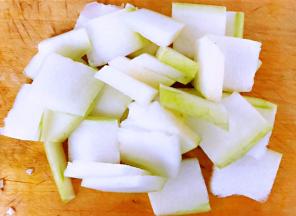 冬瓜切成一厘米厚度的片状