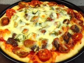 然后取出再撒一层马苏里拉继续入烤箱再烤5分钟