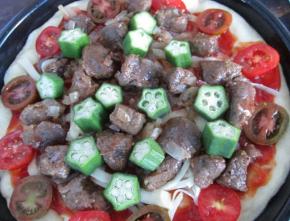 把秋葵和圣女果切好摆上 ，最上面再撒一层马苏里拉